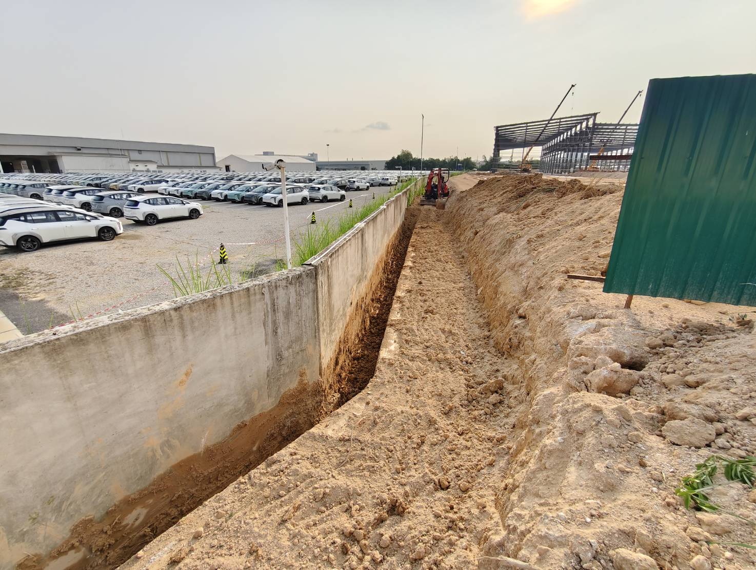 บริการให้เช่ารถแม็คโคร PC30-200 หัวเจาะ หัวสว่าน รถ 6 ล้อ 10 ล้อ รับเหมาถมที่ เคลียร์ริ่งพื้นที่ ขนขยะโรงงาน ส่งหิน ดิน ทราย พื้นที่ชลบุรี-ระยอง ครบวง [..]