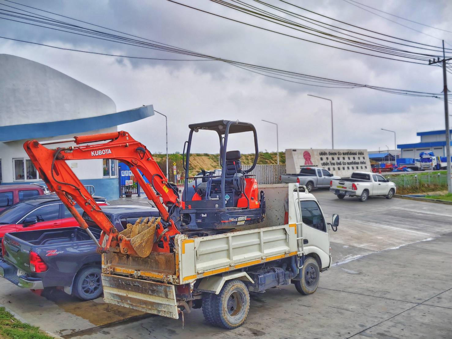 บริการให้เช่ารถแม็คโคร PC30-200 หัวเจาะ หัวสว่าน รถ 6 ล้อ 10 ล้อ รับเหมาถมที่ เคลียร์ริ่งพื้นที่ ขนขยะโรงงาน ส่งหิน ดิน ทราย พื้นที่ชลบุรี-ระยอง ครบวง [..]