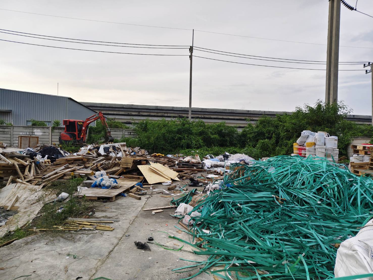 21 - https://สุนทรแม็คโครรับจ้าง.com | บริการให้เช่ารถแม็คโคร PC30-200 หัวเจาะ หัวสว่าน รถ 6 ล้อ 10 ล้อ รับเหมาถมที่ เคลียร์ริ่งพื้นที่ ขนขยะโรงงาน ส่งหิน ดิน ทราย พื้นที่ชลบุรี-ระยอง ครบวงจร งานดี บริการไว ราคามาตรฐาน โทรปรึกษาเราได้ทันที