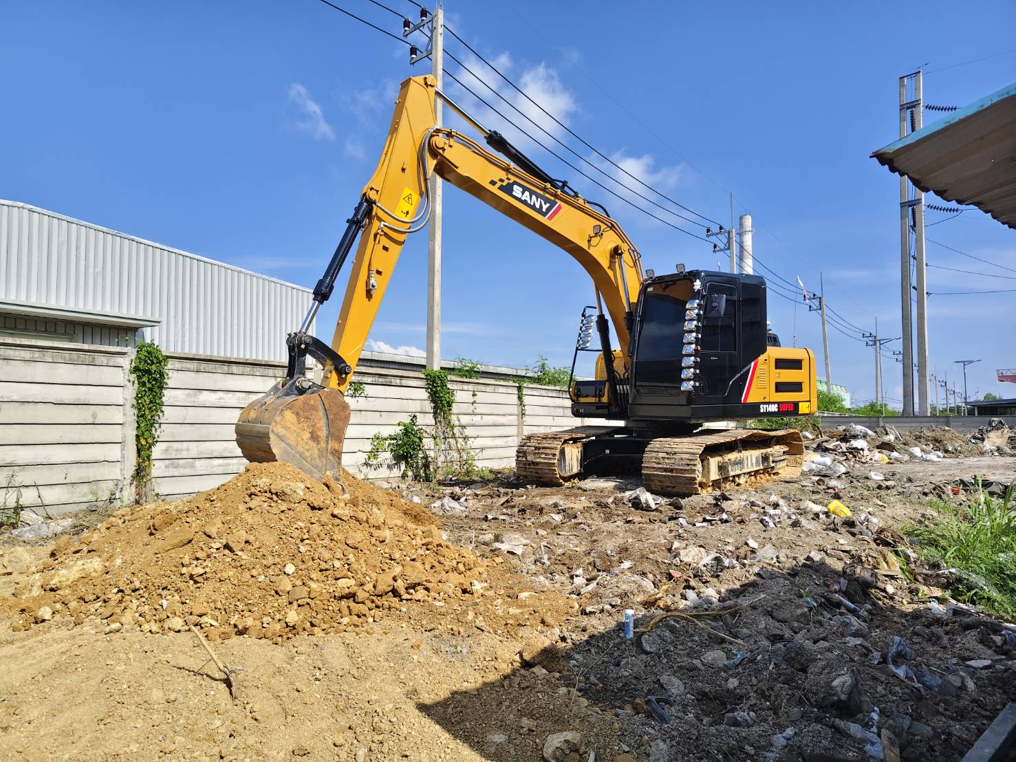 23 - https://สุนทรแม็คโครรับจ้าง.com | บริการให้เช่ารถแม็คโคร PC30-200 หัวเจาะ หัวสว่าน รถ 6 ล้อ 10 ล้อ รับเหมาถมที่ เคลียร์ริ่งพื้นที่ ขนขยะโรงงาน ส่งหิน ดิน ทราย พื้นที่ชลบุรี-ระยอง ครบวงจร งานดี บริการไว ราคามาตรฐาน โทรปรึกษาเราได้ทันที