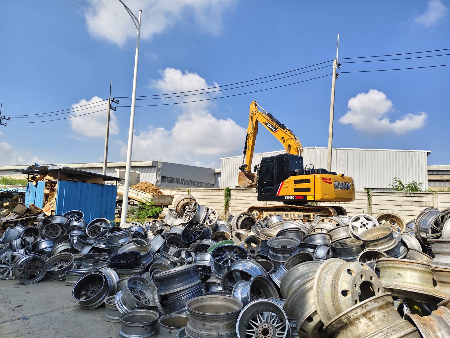 24 - https://สุนทรแม็คโครรับจ้าง.com | บริการให้เช่ารถแม็คโคร PC30-200 หัวเจาะ หัวสว่าน รถ 6 ล้อ 10 ล้อ รับเหมาถมที่ เคลียร์ริ่งพื้นที่ ขนขยะโรงงาน ส่งหิน ดิน ทราย พื้นที่ชลบุรี-ระยอง ครบวงจร งานดี บริการไว ราคามาตรฐาน โทรปรึกษาเราได้ทันที