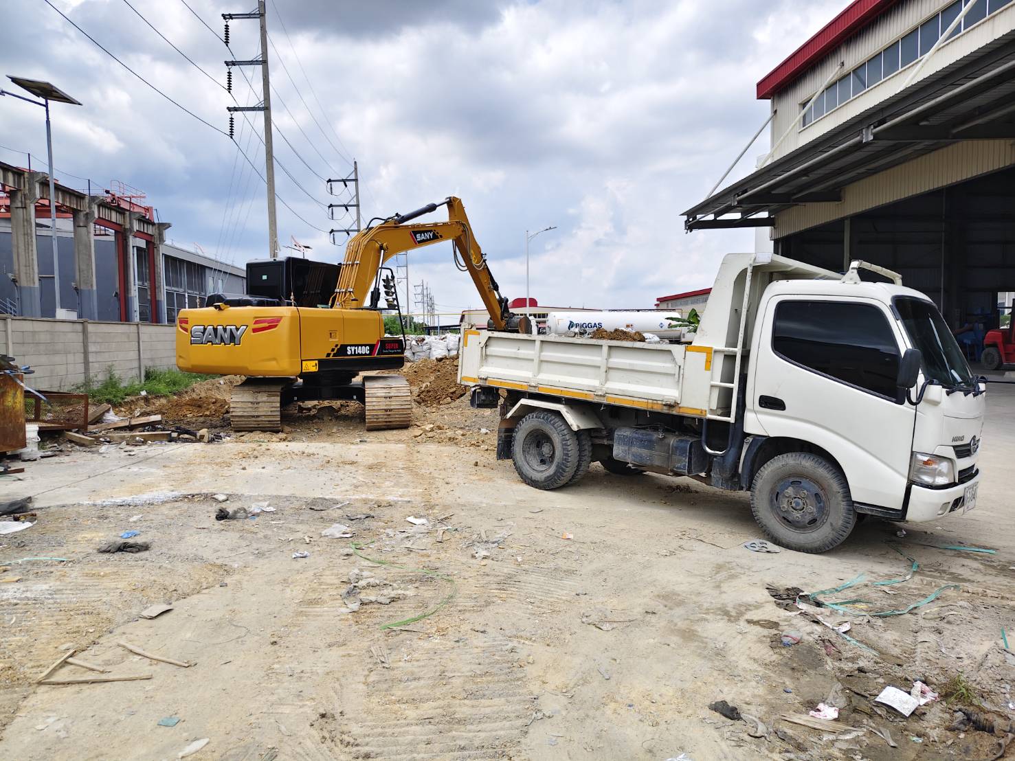 27 - https://สุนทรแม็คโครรับจ้าง.com | บริการให้เช่ารถแม็คโคร PC30-200 หัวเจาะ หัวสว่าน รถ 6 ล้อ 10 ล้อ รับเหมาถมที่ เคลียร์ริ่งพื้นที่ ขนขยะโรงงาน ส่งหิน ดิน ทราย พื้นที่ชลบุรี-ระยอง ครบวงจร งานดี บริการไว ราคามาตรฐาน โทรปรึกษาเราได้ทันที