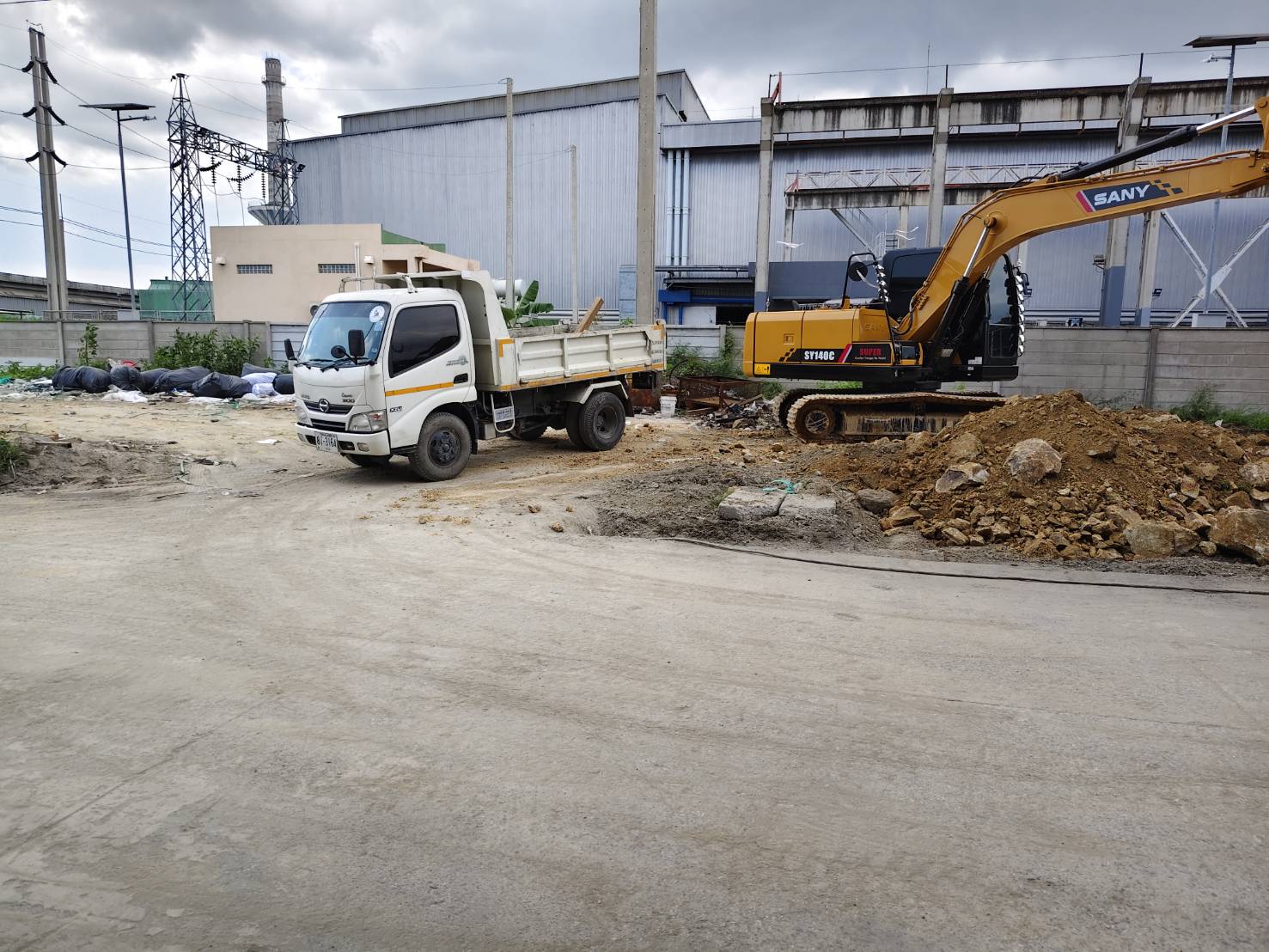 28 - https://สุนทรแม็คโครรับจ้าง.com | บริการให้เช่ารถแม็คโคร PC30-200 หัวเจาะ หัวสว่าน รถ 6 ล้อ 10 ล้อ รับเหมาถมที่ เคลียร์ริ่งพื้นที่ ขนขยะโรงงาน ส่งหิน ดิน ทราย พื้นที่ชลบุรี-ระยอง ครบวงจร งานดี บริการไว ราคามาตรฐาน โทรปรึกษาเราได้ทันที