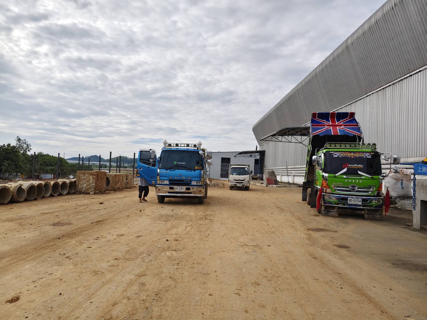 30 - https://สุนทรแม็คโครรับจ้าง.com | บริการให้เช่ารถแม็คโคร PC30-200 หัวเจาะ หัวสว่าน รถ 6 ล้อ 10 ล้อ รับเหมาถมที่ เคลียร์ริ่งพื้นที่ ขนขยะโรงงาน ส่งหิน ดิน ทราย พื้นที่ชลบุรี-ระยอง ครบวงจร งานดี บริการไว ราคามาตรฐาน โทรปรึกษาเราได้ทันที