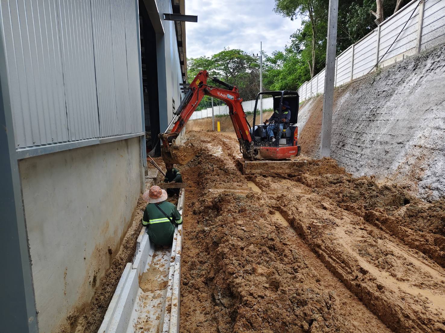 32 - https://สุนทรแม็คโครรับจ้าง.com | บริการให้เช่ารถแม็คโคร PC30-200 หัวเจาะ หัวสว่าน รถ 6 ล้อ 10 ล้อ รับเหมาถมที่ เคลียร์ริ่งพื้นที่ ขนขยะโรงงาน ส่งหิน ดิน ทราย พื้นที่ชลบุรี-ระยอง ครบวงจร งานดี บริการไว ราคามาตรฐาน โทรปรึกษาเราได้ทันที