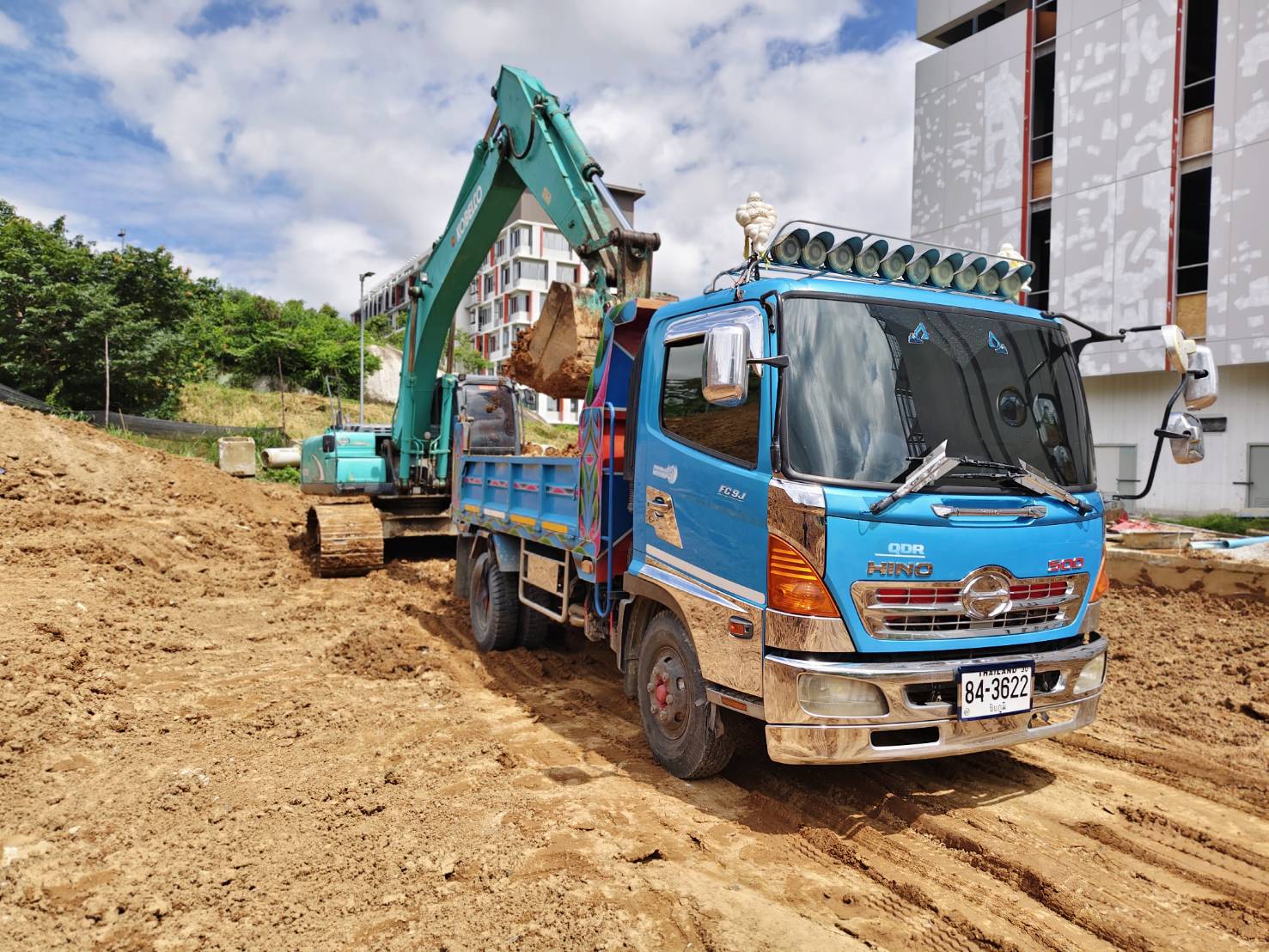 33 - https://สุนทรแม็คโครรับจ้าง.com | บริการให้เช่ารถแม็คโคร PC30-200 หัวเจาะ หัวสว่าน รถ 6 ล้อ 10 ล้อ รับเหมาถมที่ เคลียร์ริ่งพื้นที่ ขนขยะโรงงาน ส่งหิน ดิน ทราย พื้นที่ชลบุรี-ระยอง ครบวงจร งานดี บริการไว ราคามาตรฐาน โทรปรึกษาเราได้ทันที