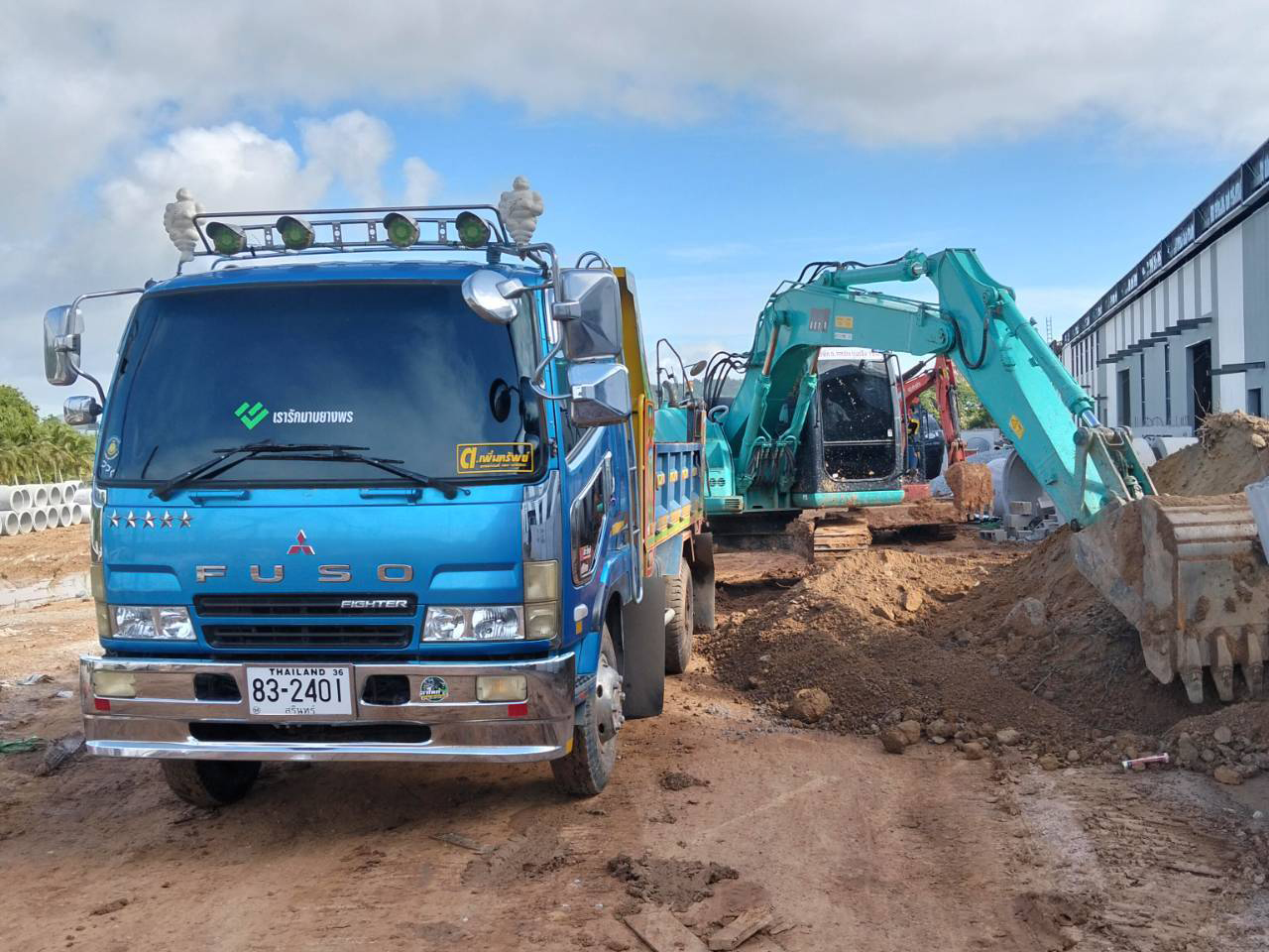 34 - https://สุนทรแม็คโครรับจ้าง.com | บริการให้เช่ารถแม็คโคร PC30-200 หัวเจาะ หัวสว่าน รถ 6 ล้อ 10 ล้อ รับเหมาถมที่ เคลียร์ริ่งพื้นที่ ขนขยะโรงงาน ส่งหิน ดิน ทราย พื้นที่ชลบุรี-ระยอง ครบวงจร งานดี บริการไว ราคามาตรฐาน โทรปรึกษาเราได้ทันที