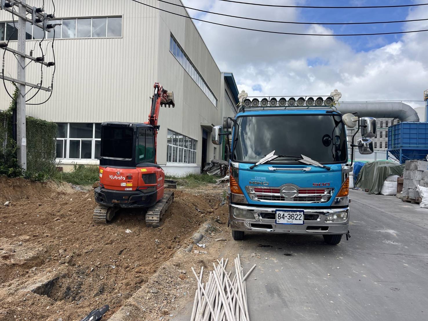 36 - https://สุนทรแม็คโครรับจ้าง.com | บริการให้เช่ารถแม็คโคร PC30-200 หัวเจาะ หัวสว่าน รถ 6 ล้อ 10 ล้อ รับเหมาถมที่ เคลียร์ริ่งพื้นที่ ขนขยะโรงงาน ส่งหิน ดิน ทราย พื้นที่ชลบุรี-ระยอง ครบวงจร งานดี บริการไว ราคามาตรฐาน โทรปรึกษาเราได้ทันที