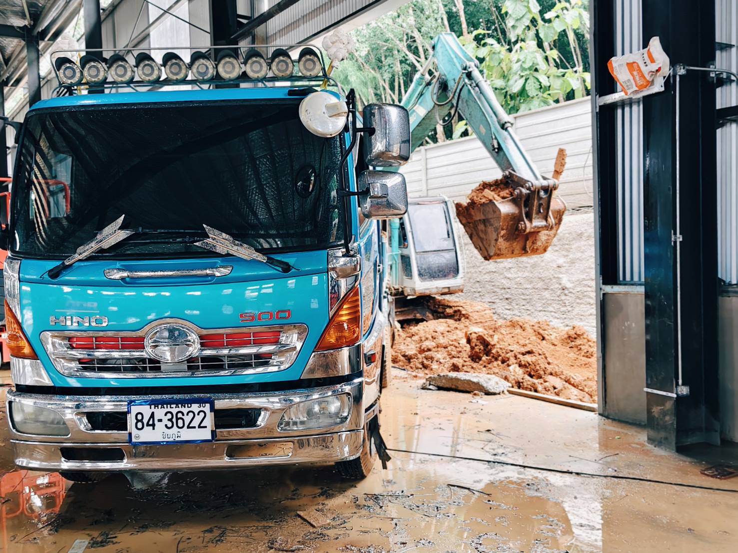 41 - https://สุนทรแม็คโครรับจ้าง.com | บริการให้เช่ารถแม็คโคร PC30-200 หัวเจาะ หัวสว่าน รถ 6 ล้อ 10 ล้อ รับเหมาถมที่ เคลียร์ริ่งพื้นที่ ขนขยะโรงงาน ส่งหิน ดิน ทราย พื้นที่ชลบุรี-ระยอง ครบวงจร งานดี บริการไว ราคามาตรฐาน โทรปรึกษาเราได้ทันที