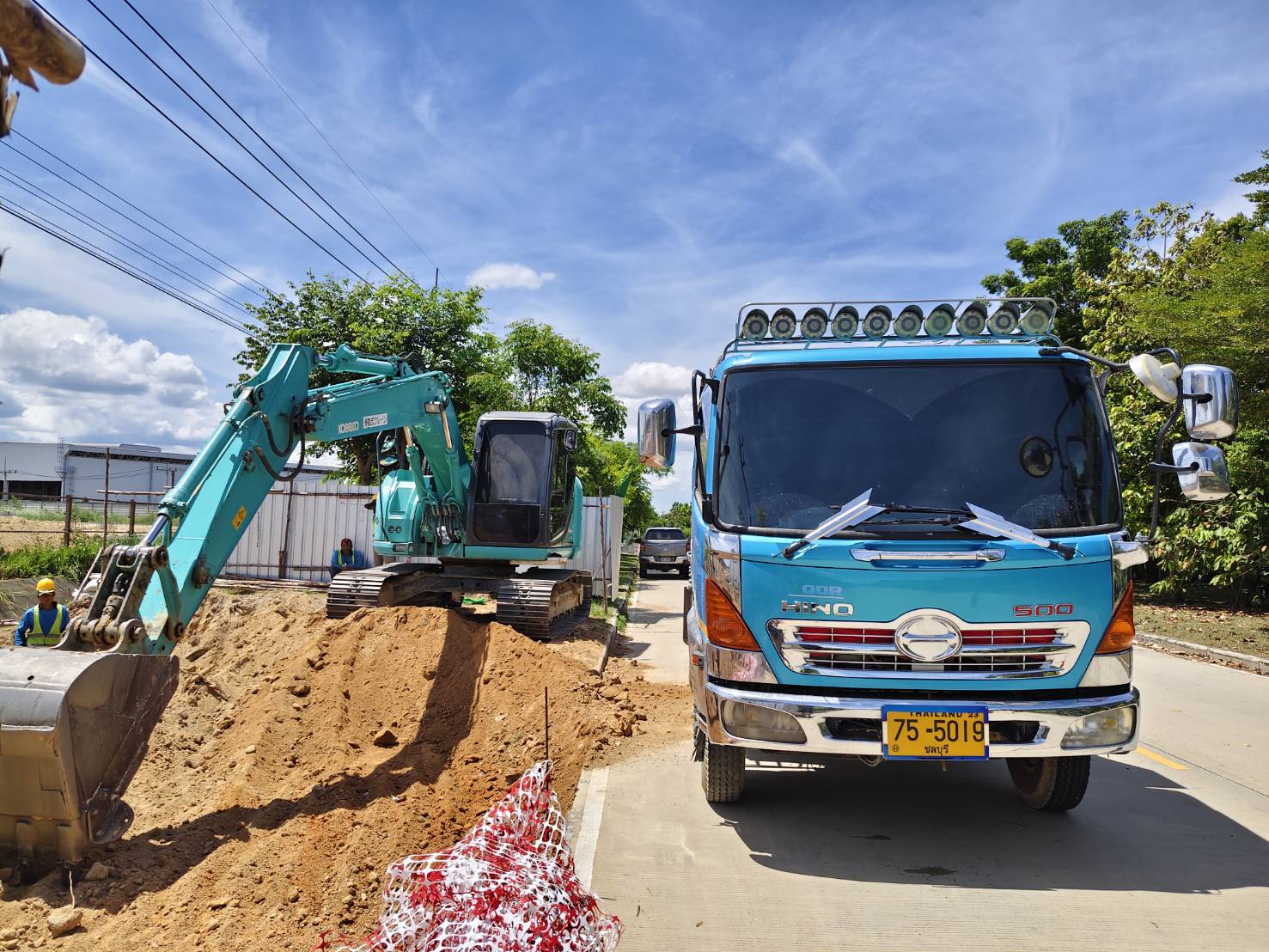 44 - https://สุนทรแม็คโครรับจ้าง.com | บริการให้เช่ารถแม็คโคร PC30-200 หัวเจาะ หัวสว่าน รถ 6 ล้อ 10 ล้อ รับเหมาถมที่ เคลียร์ริ่งพื้นที่ ขนขยะโรงงาน ส่งหิน ดิน ทราย พื้นที่ชลบุรี-ระยอง ครบวงจร งานดี บริการไว ราคามาตรฐาน โทรปรึกษาเราได้ทันที