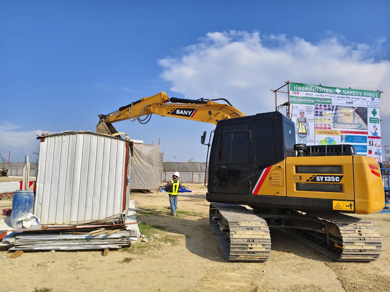 6 - https://สุนทรแม็คโครรับจ้าง.com | บริการให้เช่ารถแม็คโคร PC30-200 หัวเจาะ หัวสว่าน รถ 6 ล้อ 10 ล้อ รับเหมาถมที่ เคลียร์ริ่งพื้นที่ ขนขยะโรงงาน ส่งหิน ดิน ทราย พื้นที่ชลบุรี-ระยอง ครบวงจร งานดี บริการไว ราคามาตรฐาน โทรปรึกษาเราได้ทันที