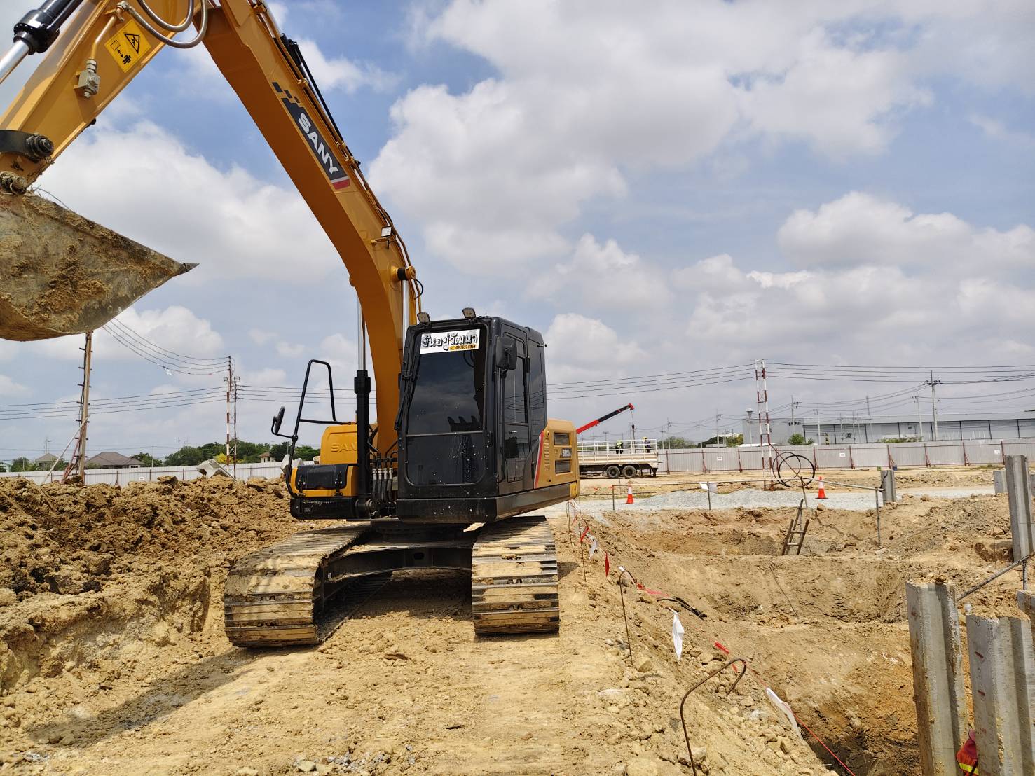 บริการให้เช่ารถแม็คโคร PC30-200 หัวเจาะ หัวสว่าน รถ 6 ล้อ 10 ล้อ รับเหมาถมที่ เคลียร์ริ่งพื้นที่ ขนขยะโรงงาน ส่งหิน ดิน ทราย พื้นที่ชลบุรี-ระยอง ครบวง [..]