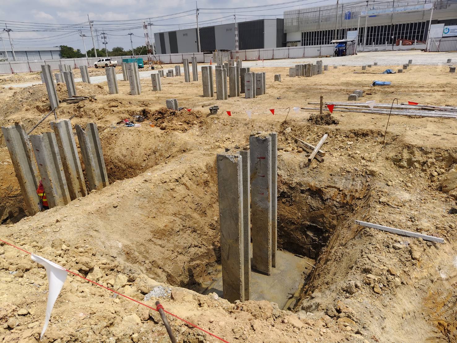 บริการให้เช่ารถแม็คโคร PC30-200 หัวเจาะ หัวสว่าน รถ 6 ล้อ 10 ล้อ รับเหมาถมที่ เคลียร์ริ่งพื้นที่ ขนขยะโรงงาน ส่งหิน ดิน ทราย พื้นที่ชลบุรี-ระยอง ครบวง [..]