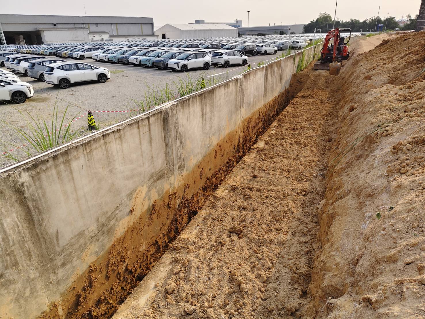 บริการให้เช่ารถแม็คโคร PC30-200 หัวเจาะ หัวสว่าน รถ 6 ล้อ 10 ล้อ รับเหมาถมที่ เคลียร์ริ่งพื้นที่ ขนขยะโรงงาน ส่งหิน ดิน ทราย พื้นที่ชลบุรี-ระยอง ครบวง [..]